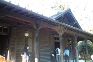 建物は撞球場（ビリヤード場）。