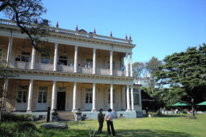 庭から見た邸。