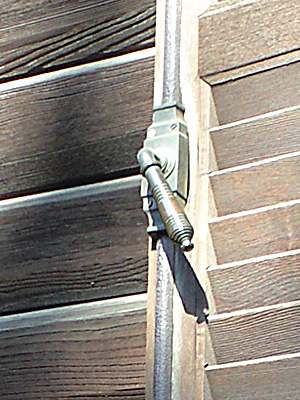 とにかくあらゆる所に人の手がかかっている。これは撞球場の雨戸の取っ手。