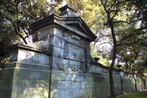 袖塀。三菱のマークの基になった岩崎家の家紋入り。