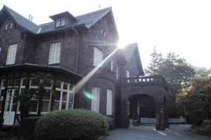 夕暮れ近い旧古河邸。