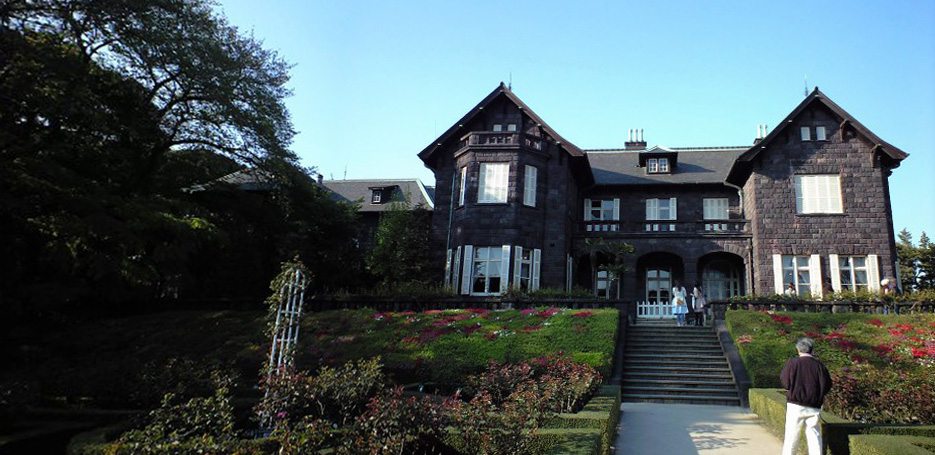 庭から邸を臨む。（パノラマ）