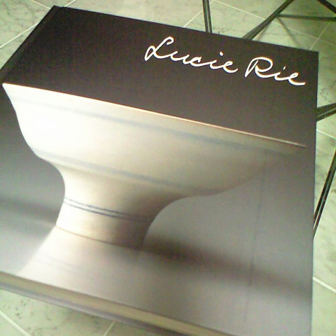 ルーシー・リー展のカタログ。