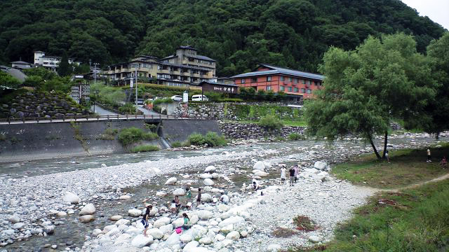 何も無い山中の温泉地。何も無いのが贅沢。水も透明、温泉地の人々には商売っ気もないのがいい。