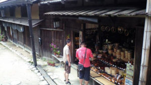 馬籠宿で土産物屋にて。左=まー、右=う~たん。(ま、これくらいの写りならプライバシーにも触れないだろうから、掲載許せ 笑)