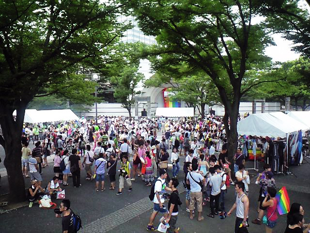 午後には人も集まってきた。 午後には人も集まってきた。