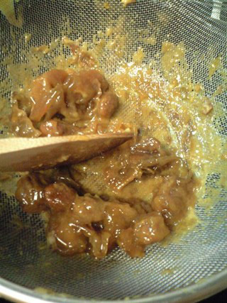 木ベラで梅の実を皮ごと、種から実が外れるようにして裏ごし。割と手間がかかる。