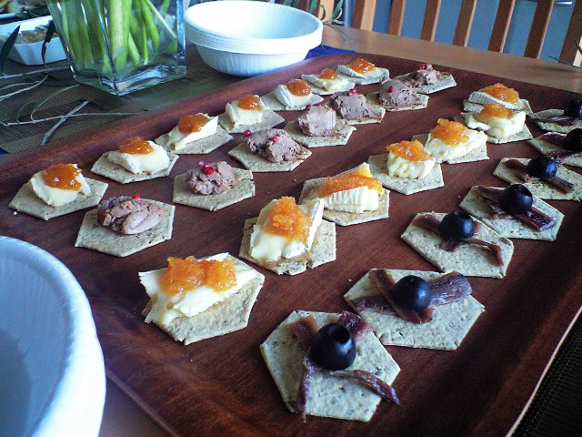 並んだカナッペ。クラッカーはローズマリーの風味。好評で、この後パーティー中に作り足した。