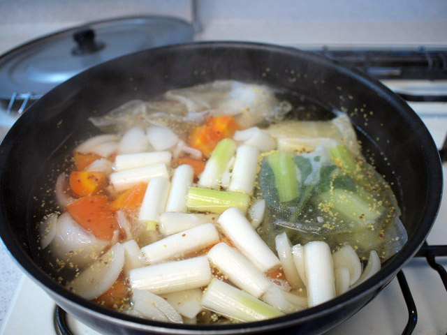 煮立ってきたら弱火に。