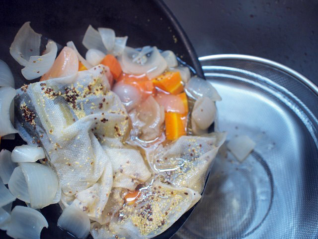 漉す。マスタードの粒は入ってもOK。