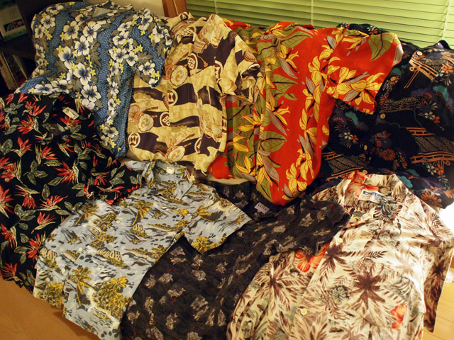 アロハシャツ。上段がじょにおの、下段が俺の。4着ずつ計8着。