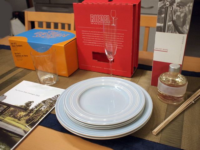 ルームフレグランス、皿5枚、シャンパーニュグラス2脚、ゴブレット6脚。左端はカタログ。値段は敢えて言わない。（笑）