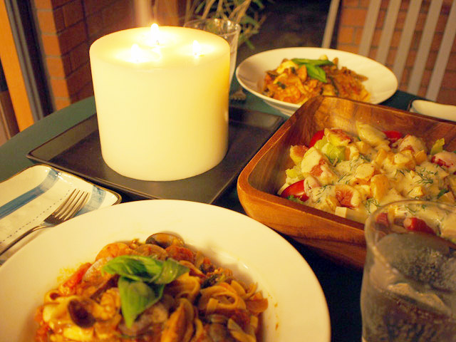 少し季節は戻って、秋に入った頃。テラスで夕食。気候がいいと、時々普段でもこうして食事をする。