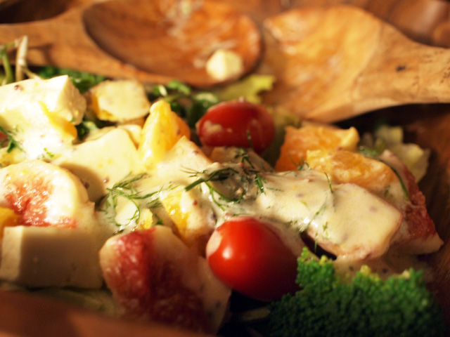 イチジク、オレンジとクレソン入りのサラダ　ヨーグルトドレッシング。