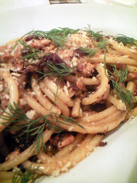 ブカティーニはいわしとともに。濃厚な味わいにディルが合う。