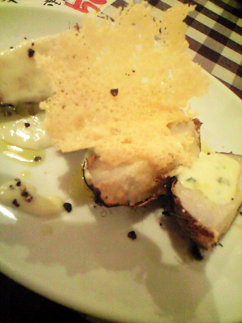 ねっとりした里芋とゴルゴンゾーラが充実した食感を届けてくれる。