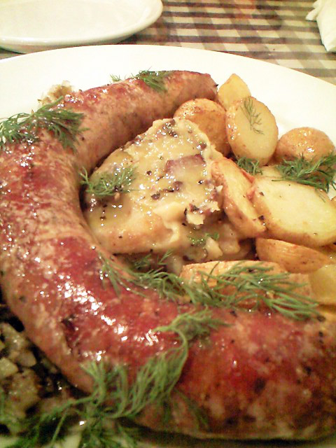 サルシッチャ。ハーブが香る。しっかりした食感。レンズ豆のペーストが添えられている。