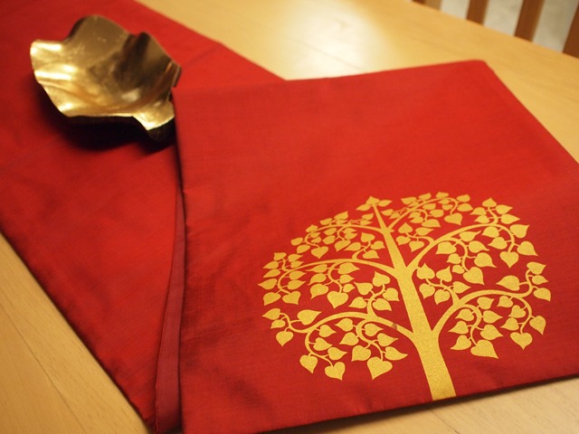 テーブルランナー。タイシルクでできていて、張りのある生地。