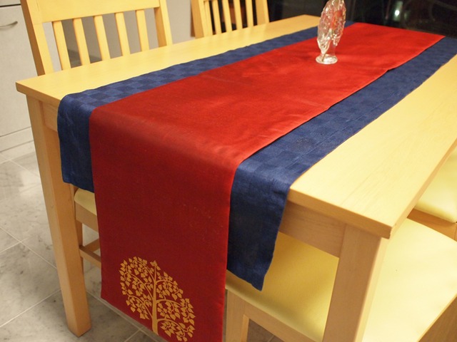 家にある青いリネンのテーブルランナーと組み合わせても使える。