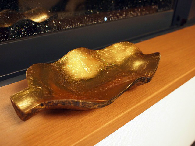 木彫りの皿。オブジェとして、テーブルのセンターピースに使える。テーブルランナーを買った店で購入。