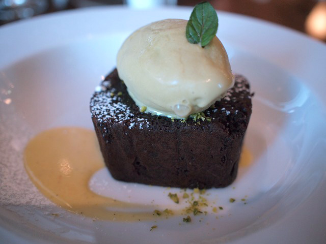 新丸ビル内にて。ガトーショコラとピスタチオのアイスクリーム。