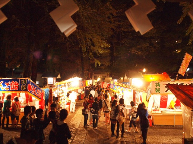 神社の祭り、夜店の風景。