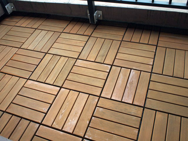 ところどころ白く見えるのは、塗りが厚かったところで、光が反射しているもの。