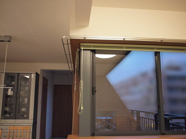 寸法が大きくぐるっと廻っているところの外側にレールがついていて、その張り出しが気になる。