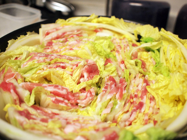 交互にした白菜と豚バラ肉のスライスを鍋に入れたところ。きっちり入れる。