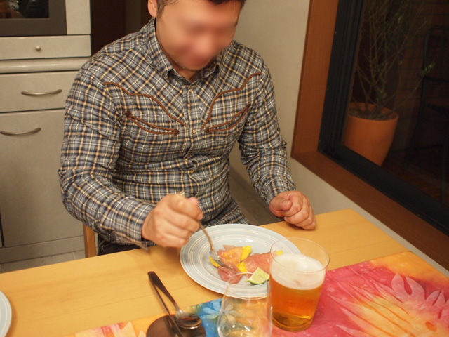 オードブルを食べるゲストのtakashi。一応ボカシ済み。（笑）