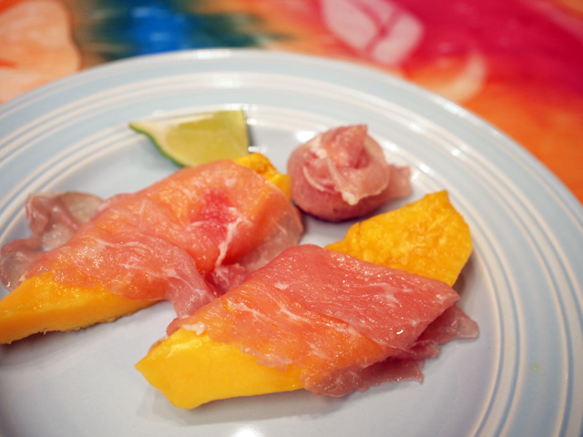 生ハムのパパイヤ添え。ライムを絞って食べる。 生ハムのパパイヤ添え。ライムを絞って食べる。