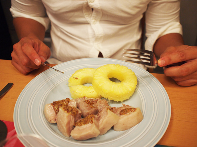 ゆで豚のマスタードソース。生パイナップルとともに。 ゆで豚のマスタードソース。生パイナップルとともに。