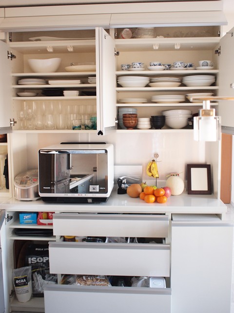 160cmのユニットを開いたところ。中の棚の仕上げは至って普通。不満はなし。