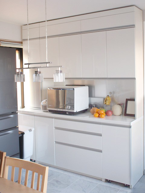 設置されたキッチンボード。手前にあるダイニングテーブルは写真を撮るため一時的にどけている。