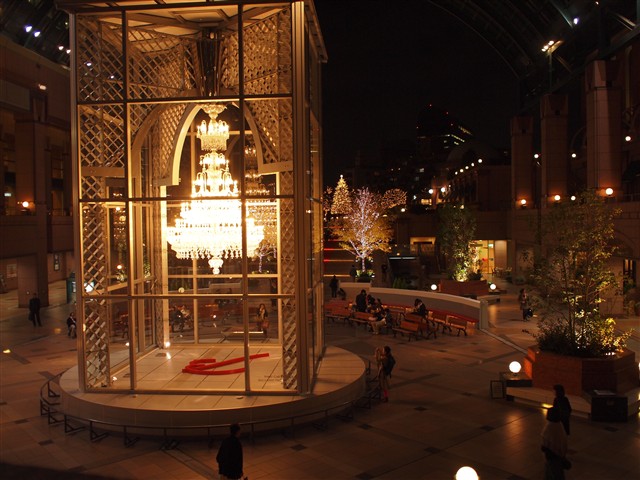 恵比寿ガーデンプレイスに飾られたバカラのシャンデリア。