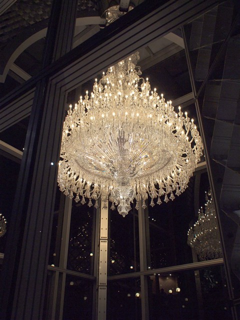 8000個を超えるバカラクリスタルのパーツから成るシャンデリア。荘厳。