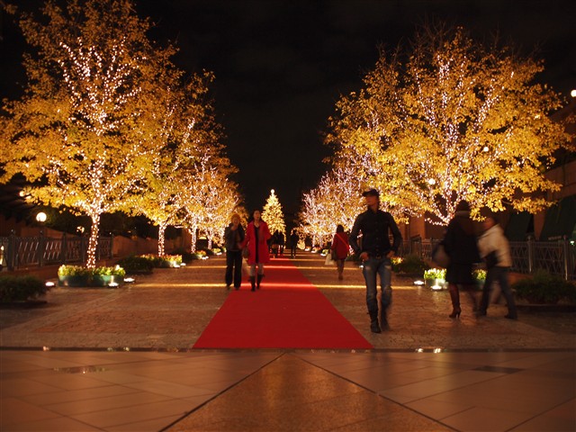シャンデリアの飾られている中央パティオから駅方面への道。
