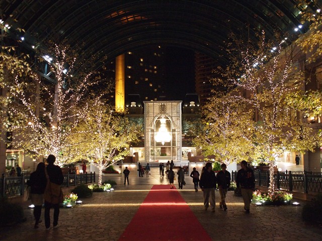 ツリーのある方向からシャンデリアを見るとこんな感じ。