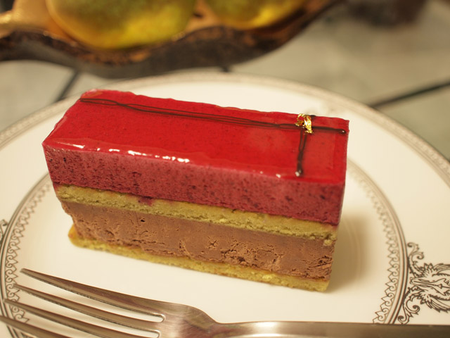 うちは甘い物好き。これは武蔵野茶房のケーキ。近所で手軽に買えておいしい。カシスとピスタチオとチョコレートのムースの3段重ね。