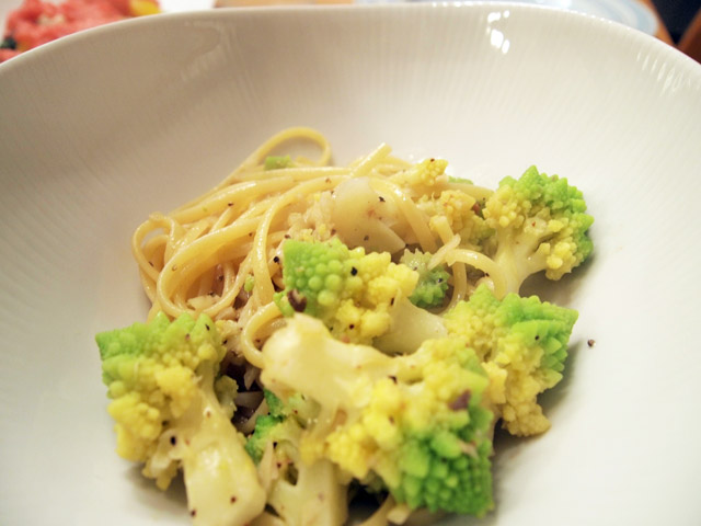 ロマネスコのタリアテッレ　アンチョビとにんにく風味。