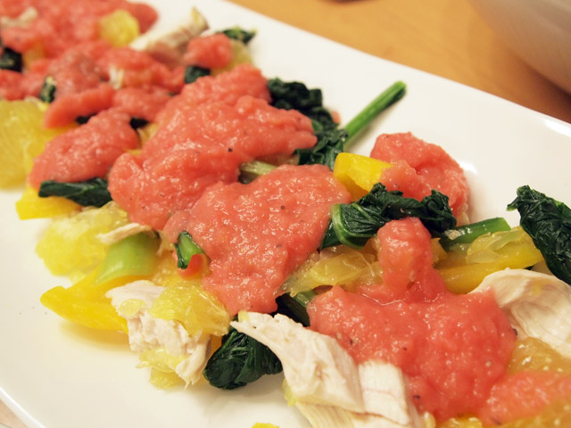 赤い色が鮮やかで、食卓が楽しげな雰囲気に。