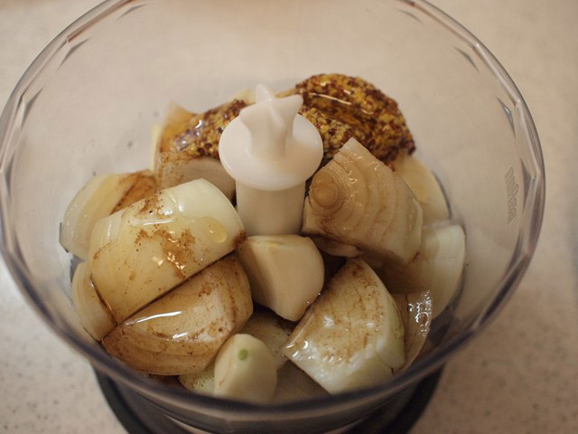 細かいけど質感はあるような感じがいいので、ミキサーではなく、フードプロセッサーで。