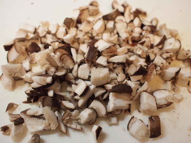 しいたけは肉のような噛み心地を与える。