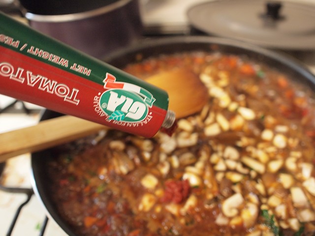 トマトペースト投入。こういうチューブで売ってる。普通のトマトの水煮より濃い。（約2倍ほど）