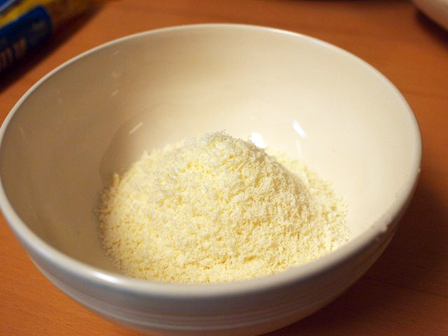 いわゆるパルメザンチーズを買ってきてもいいかもしれないけど、ここは風味を大事に。