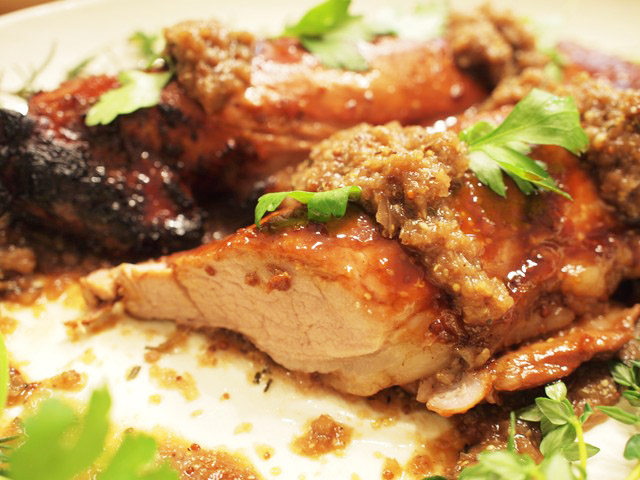 切る。焼き具合も上々。