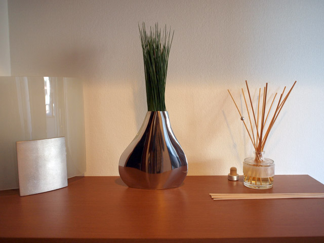 これは玄関。コンランショップで買った花瓶に挿した。こういう頭の人いるよね。（笑）