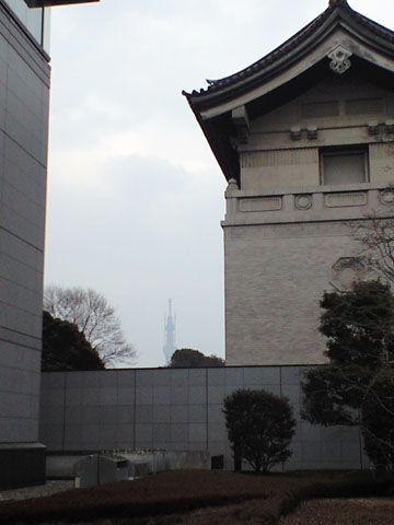 建設中の東京スカイツリーが見える。