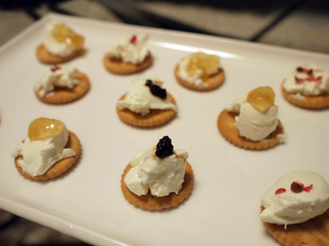 当然赤いのがポワブル・ロゼ、黄色がピーチジャム、黒がバニラ・ペースト。