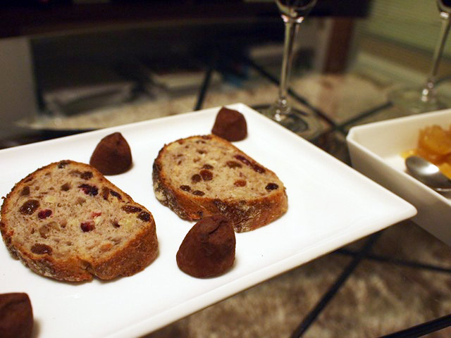 ドライフルーツのパンとトリュフチョコレートを合わせた。